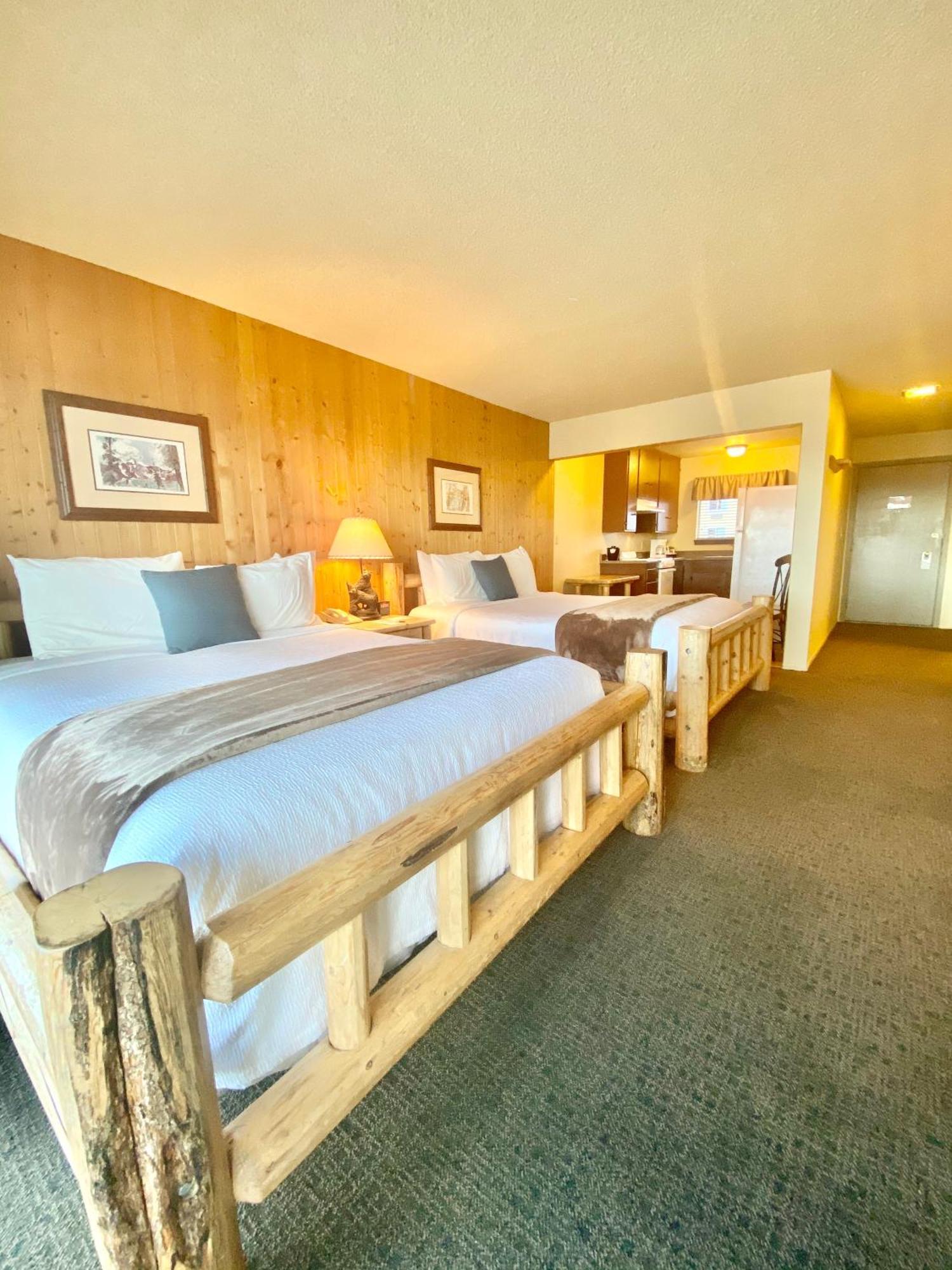 Queen Room Two Queen Beds Kitchen