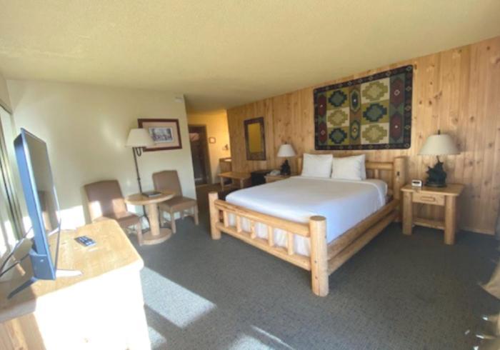 Lodge Queen Sideview Hotel Room