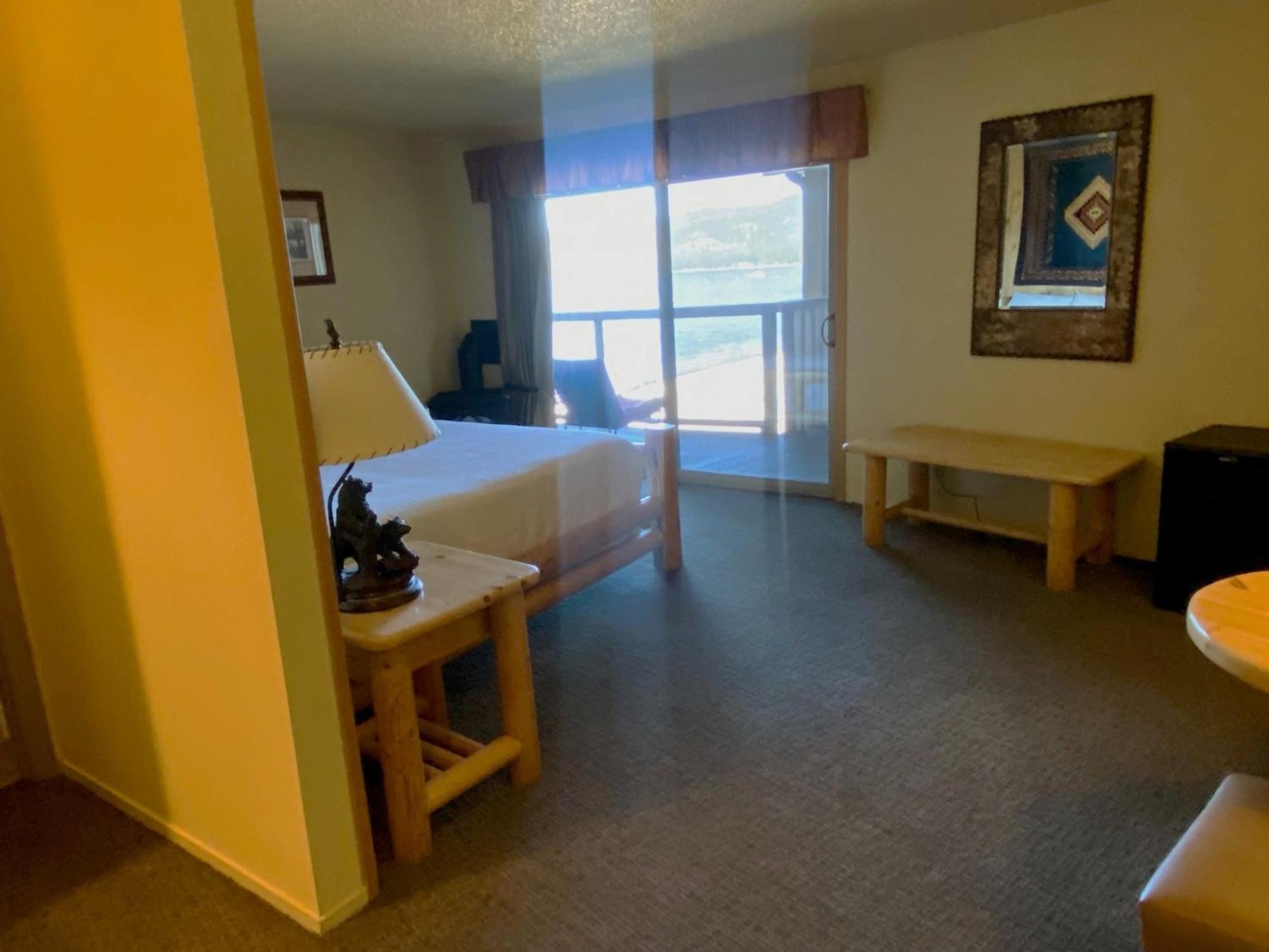 Lodge Queen Sideview Hotel Room